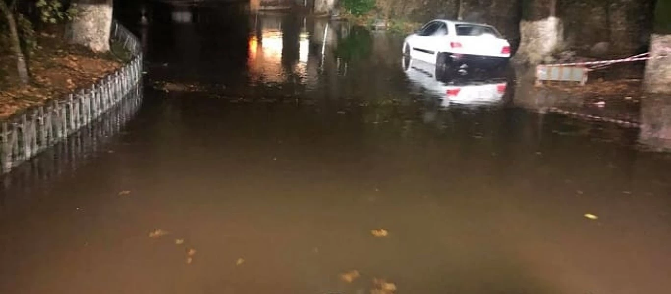 Κύμα κακοκαιρίας: Ξεριζώθηκαν δέντρα στην Κέρκυρα